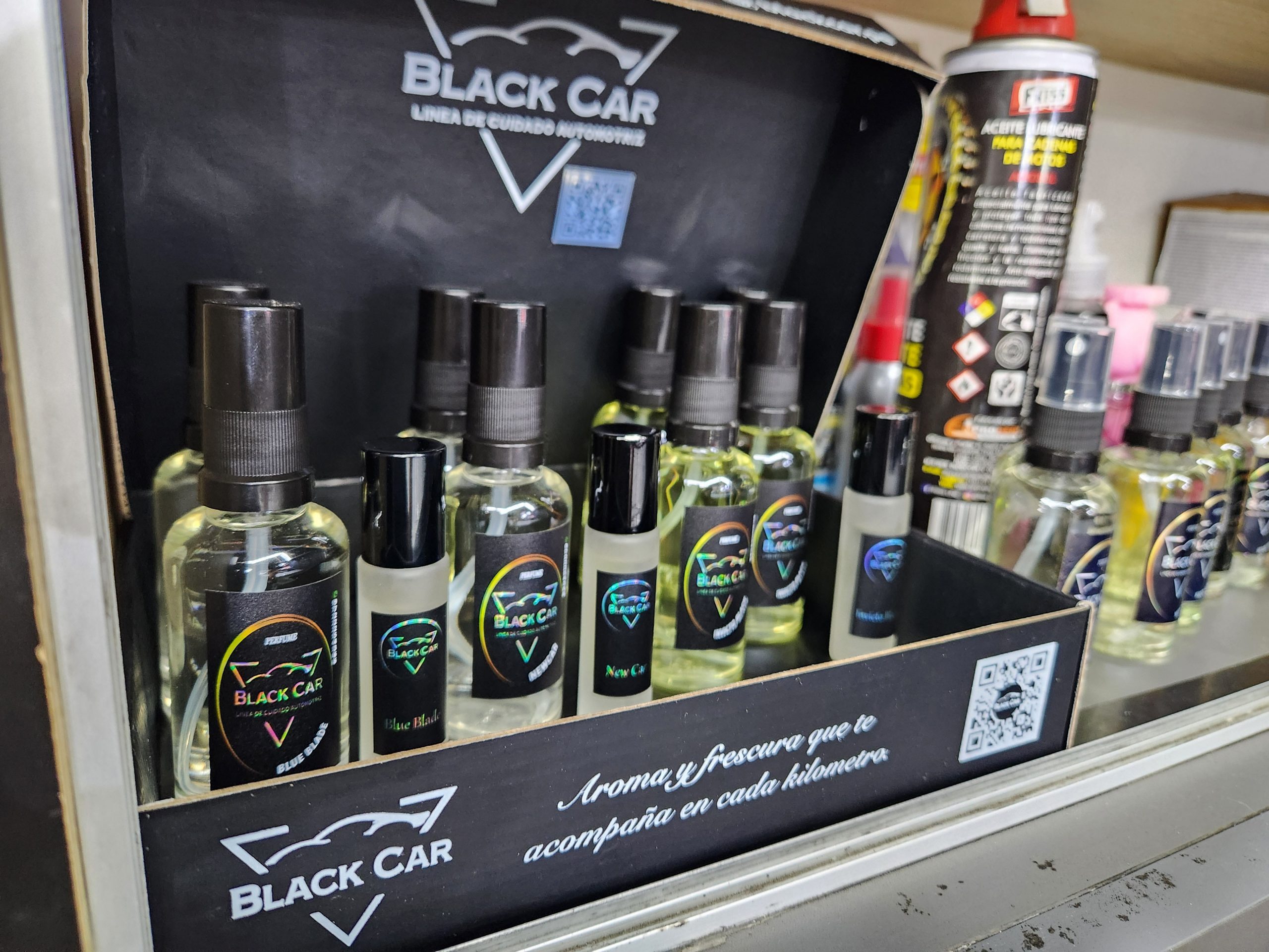 Perfumes automotrices BlackCar organizados en el exhibidor
