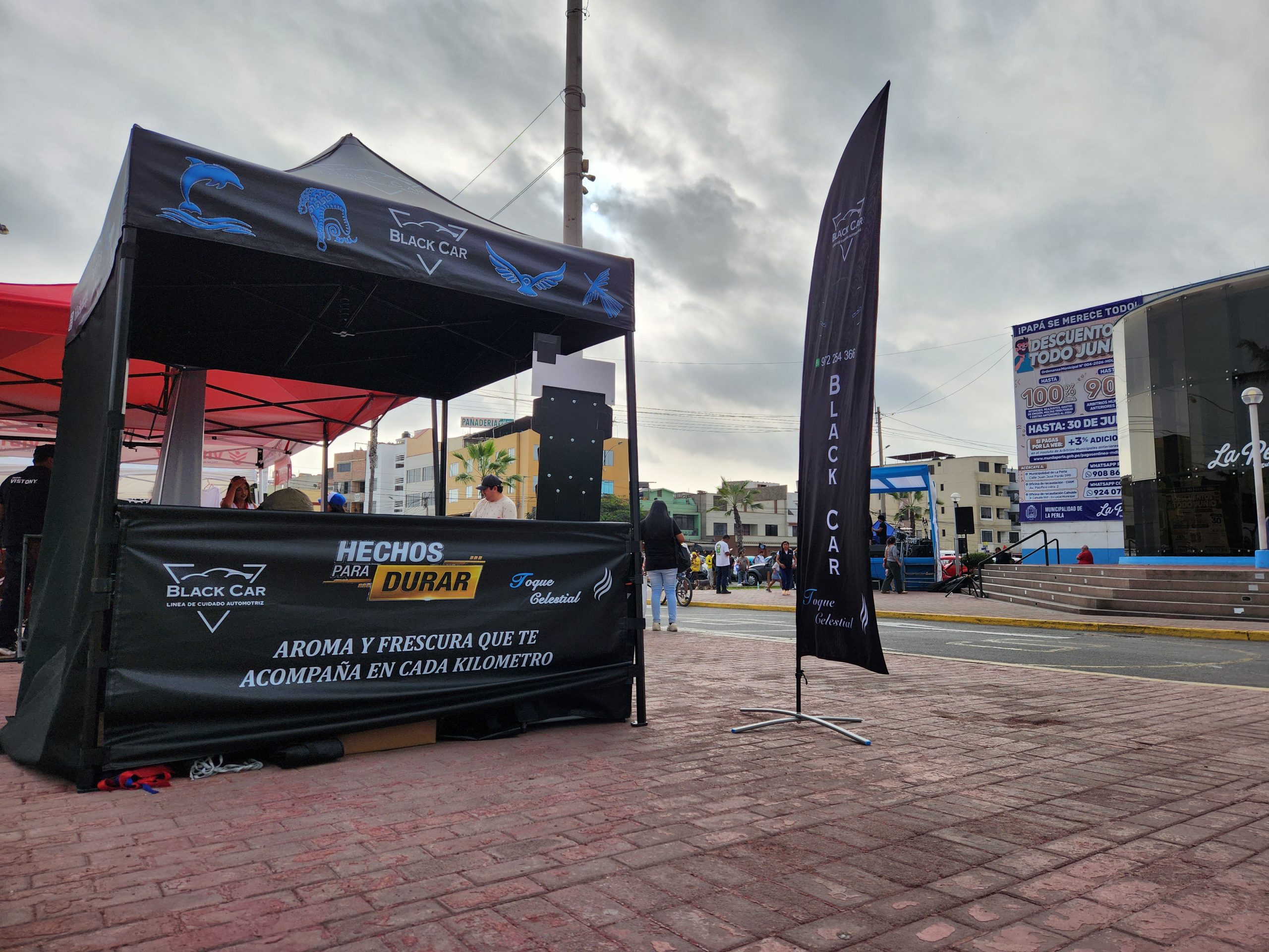 Stand exterior de BlackCar en la feria automotriz