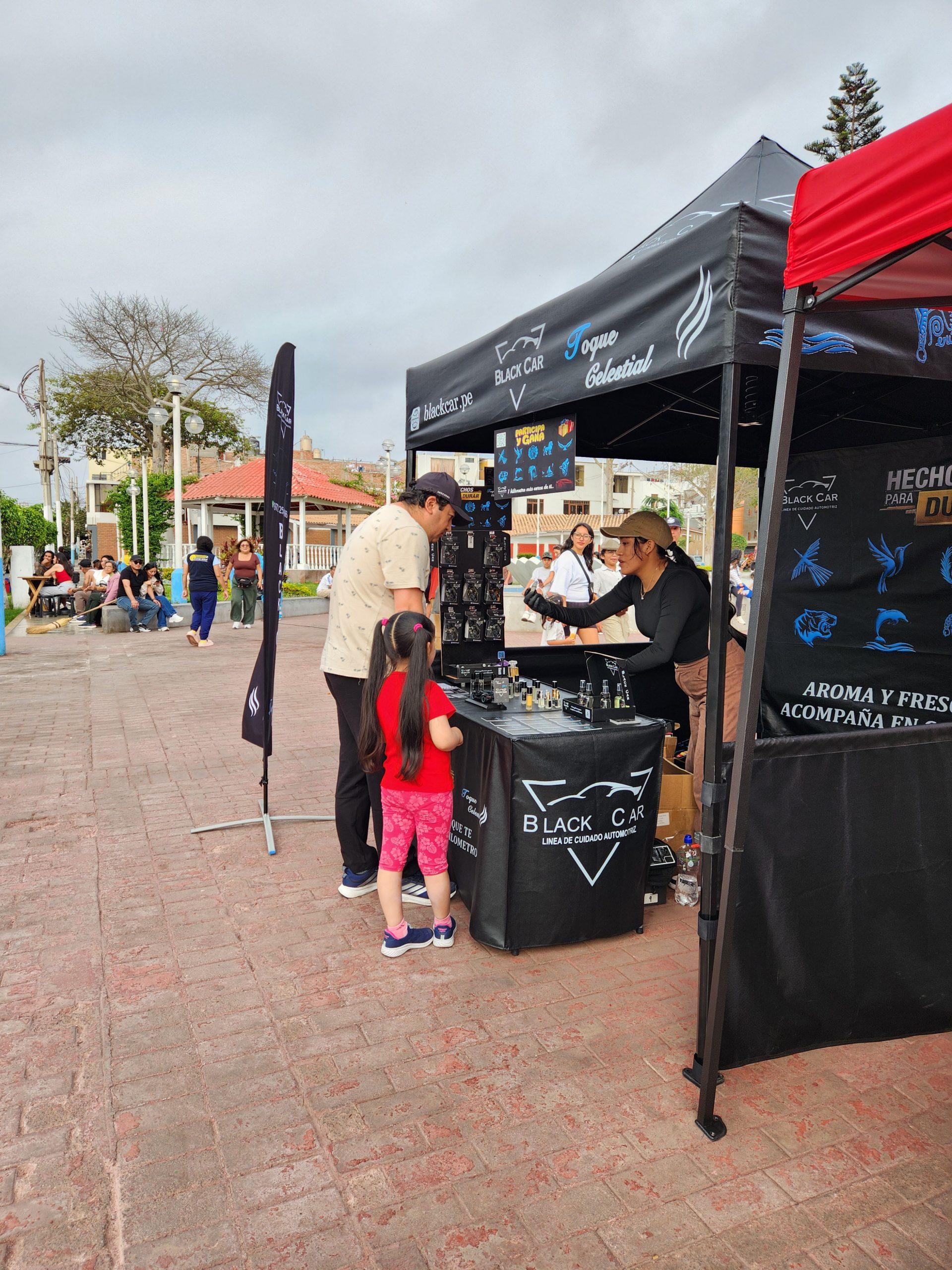 Equipo BlackCar presentando sus productos al público de la feria automotriz
