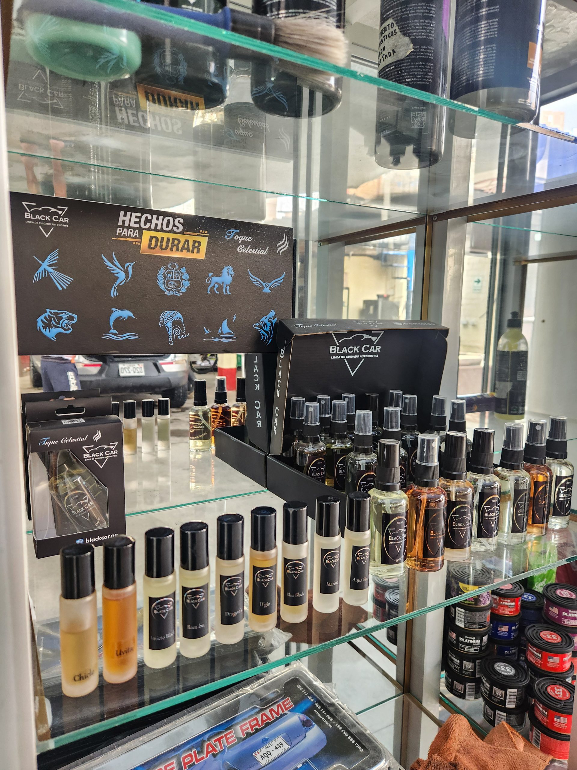 Vitrina con perfumes y ambientadores BlackCar en diferentes aromas