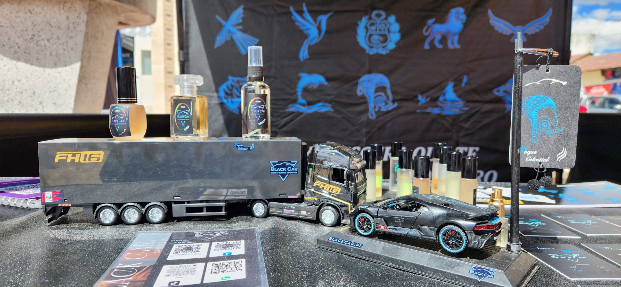 Maquetas automotrices y ambientadores exhibidos por BlackCar