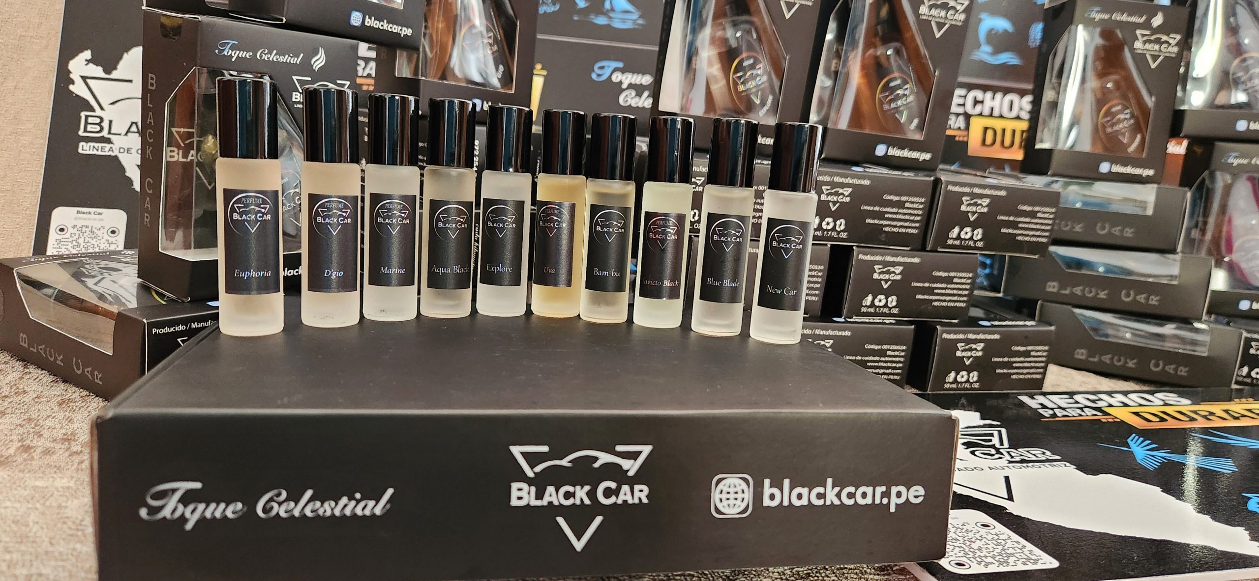 Variedad de aromas BlackCar exhibida junto a sus presentaciones