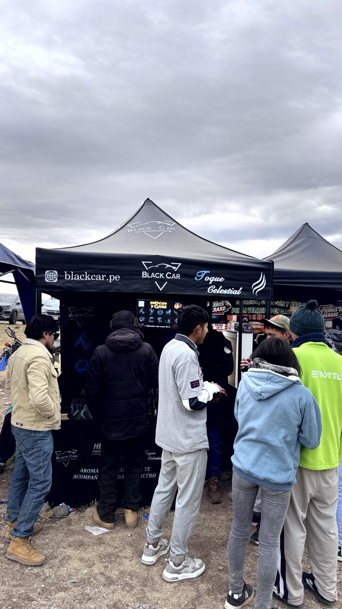 Visitantes reunidos frente al stand BlackCar en el Rally Vicco 2026