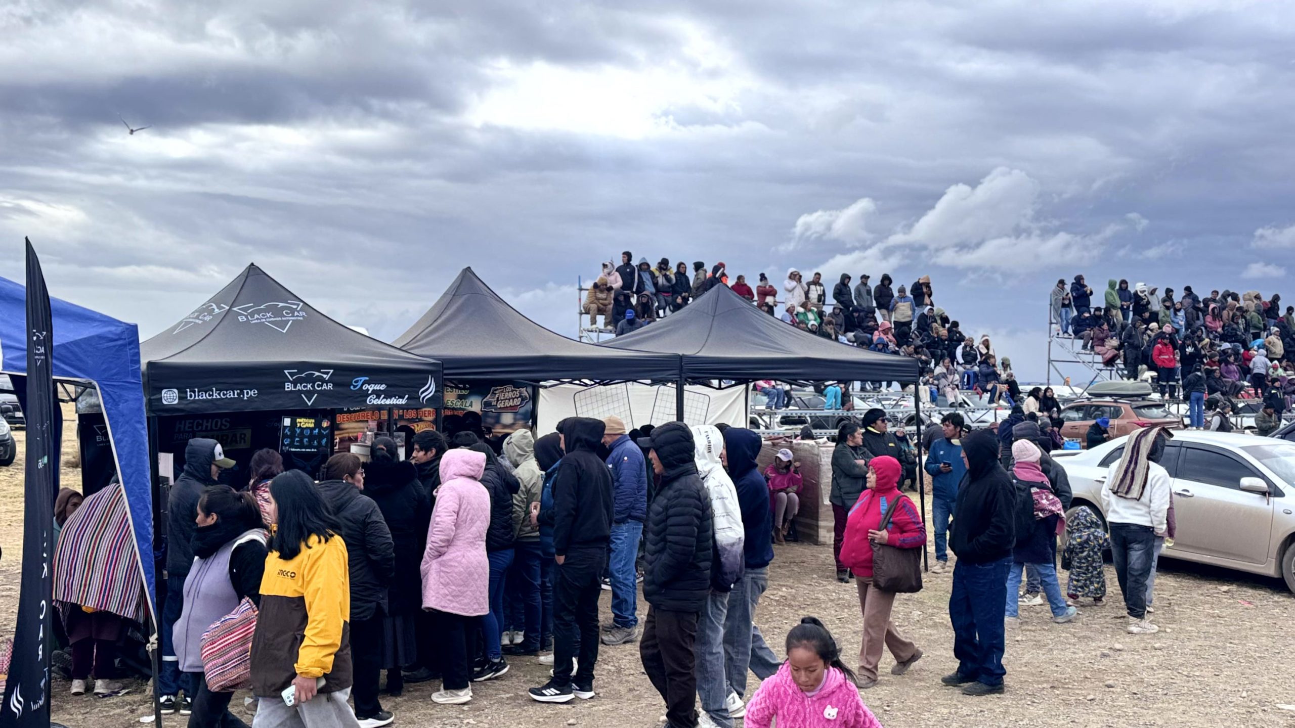 Gran asistencia de público alrededor del stand BlackCar durante el Rally Vicco 2026