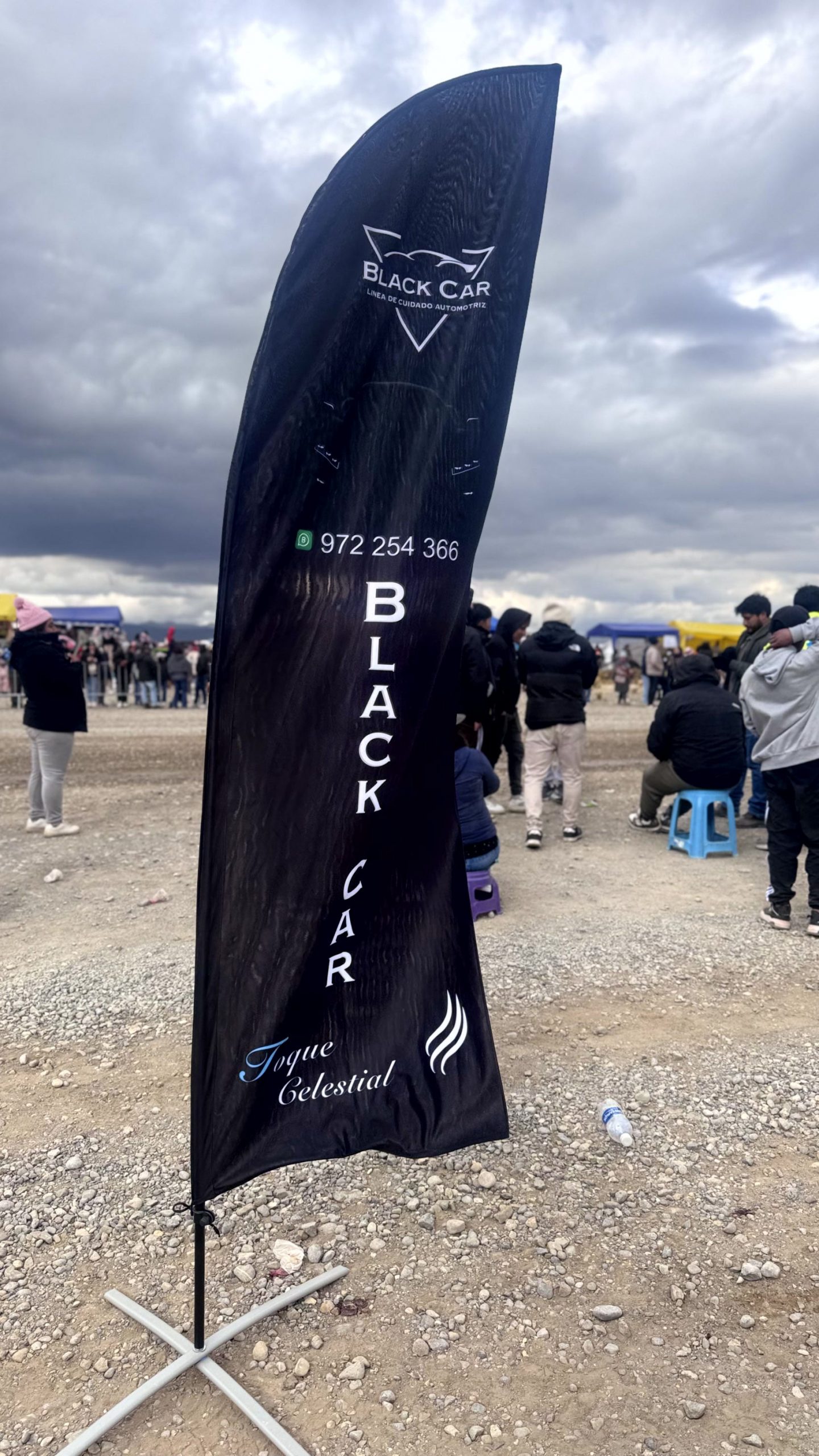Bandera BlackCar destacando bajo el cielo de Pasco durante el evento