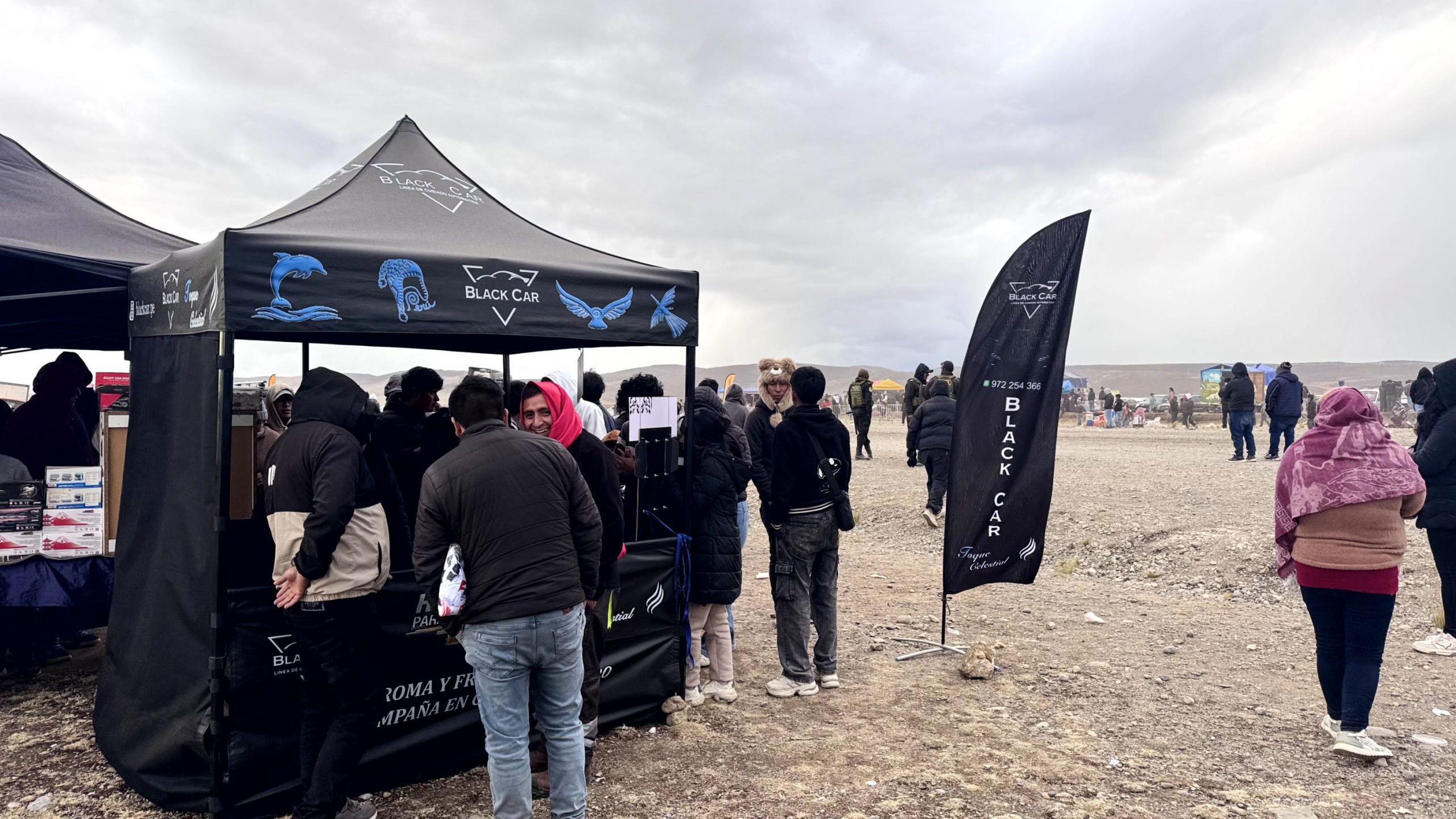Visitantes conociendo la propuesta BlackCar durante el Rally Vicco
