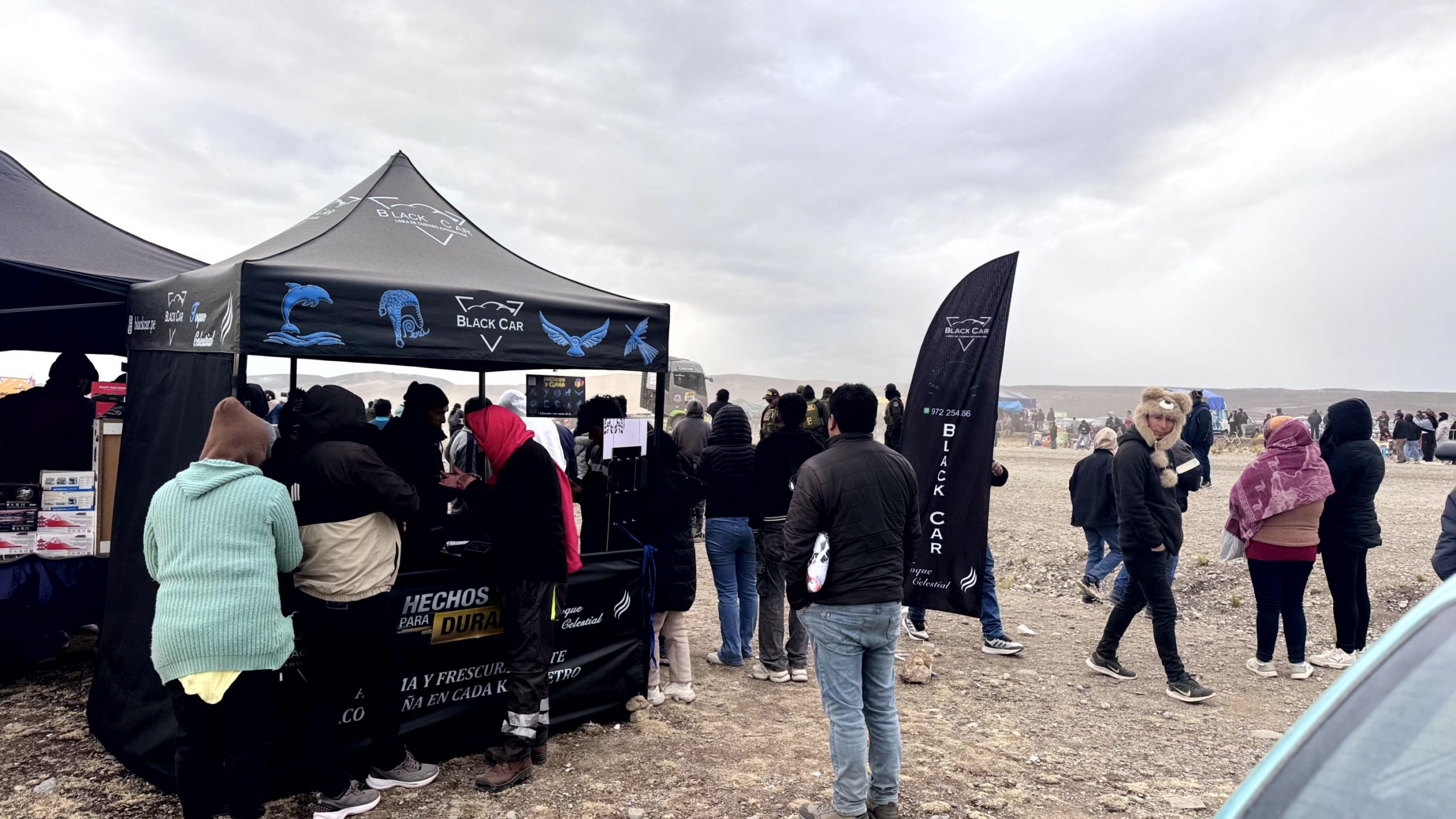 Stand de BlackCar rodeado de visitantes en el circuito del Rally Vicco